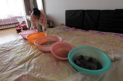 赤城楼上漏水，住户失联，小区没物管，业主维权难！律师来支招……